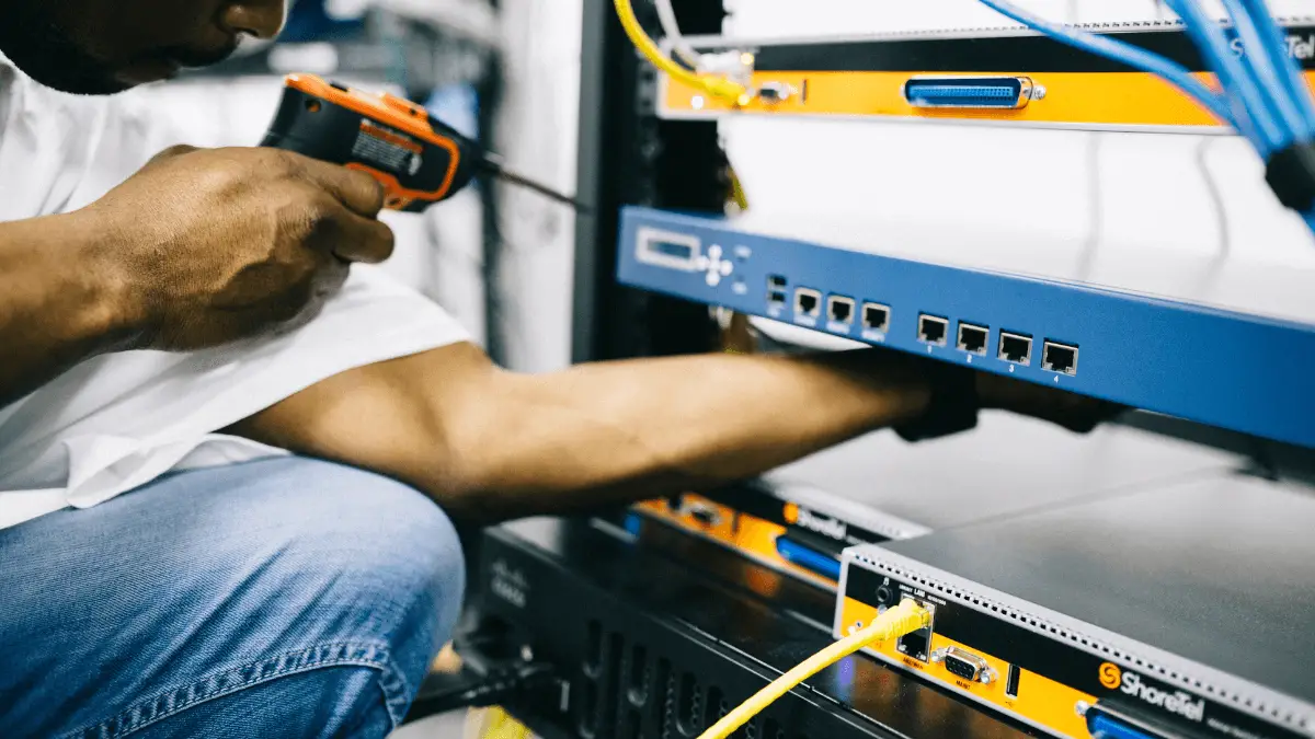 how do vending machine operator work